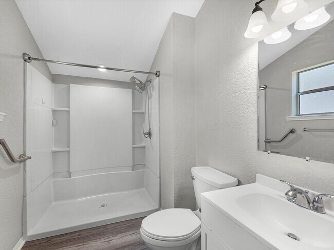 Building Photo - 212 N Shady Oaks St