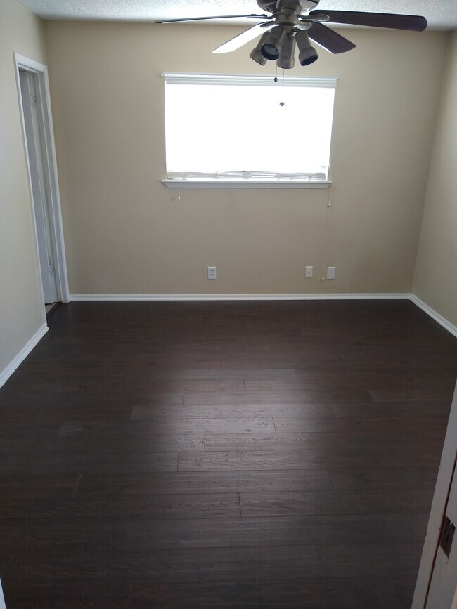 Building Photo - 511 Solar Dr