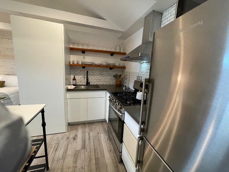 Building Photo - 463 Menker Ave