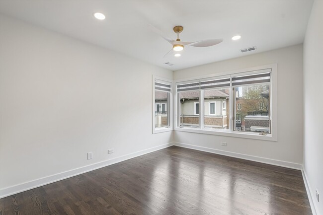 Building Photo - 1308 S Plymouth Ct