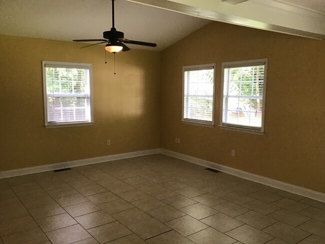 Building Photo - Large 3 Bedroom Home in Conway