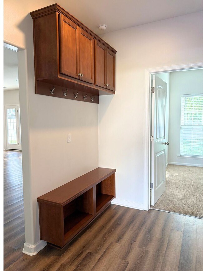 Building Photo - Spacious 5-bedroom, 3-bath home featuring two additional flex rooms!