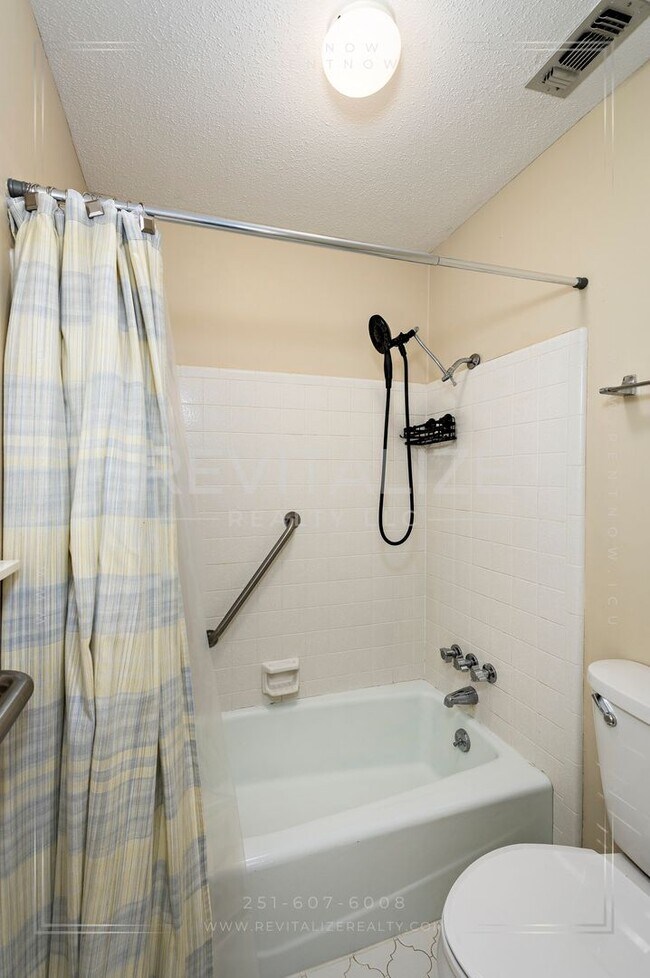 Building Photo - Charming 3 Bed 2 Ba Home Close to Saraland