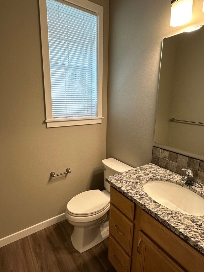 Building Photo - New 5 Bedroom / 5.5 Bath Townhome w/ A/C i...