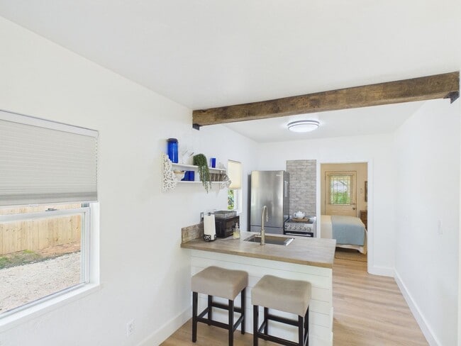 Building Photo - Charming All Bills Cozy Cottage