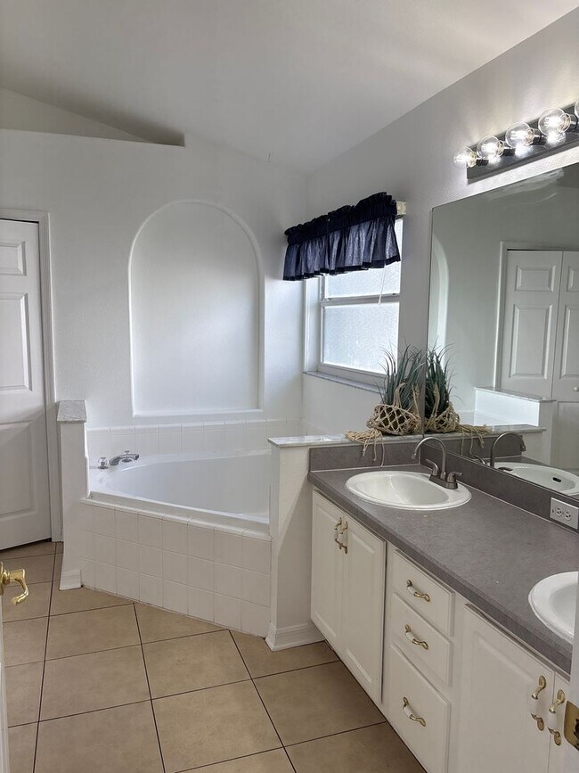 Building Photo - Spacious 4-Bedroom Pool Home in Indian Creek – Kissimmee, FL