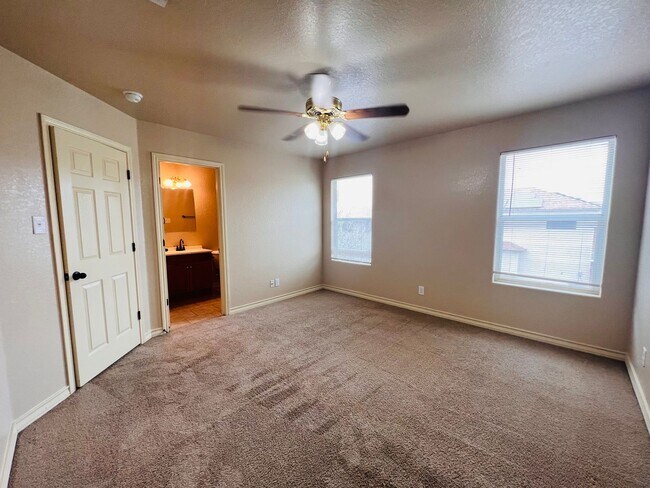 Building Photo - 5105 Flipper Dr
