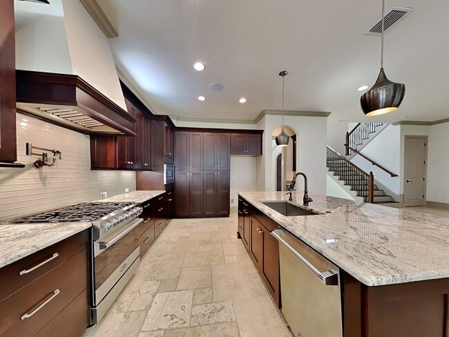 Building Photo - 1240 Poinsettia Ave