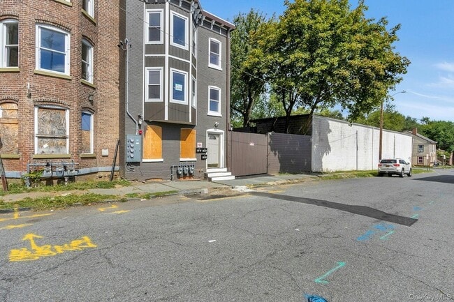 Primary Photo - 70 Van Ness St