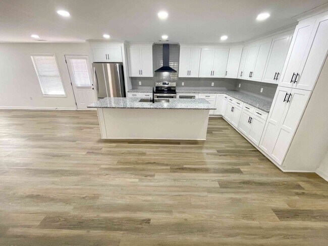 Building Photo - Beautiful 3BR Home Near Mozley Park!