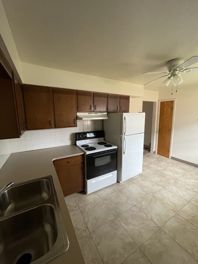 Kitchen with range, dishwasher, refrigerator, garbage disposal, pantry closet and dinette - 2520 S Raccoon Rd