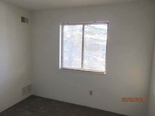 Building Photo - Spacious 2 bedroom + den in Germantown!