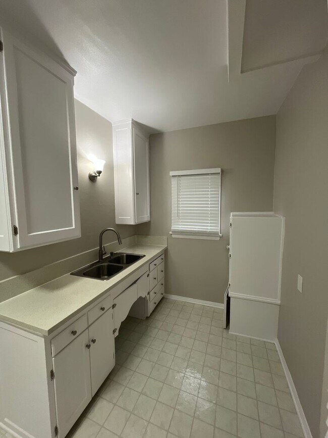 Building Photo - SPACIOUS 1 BEDROOM 1 BATH DOWNSTAIRS JUST ...