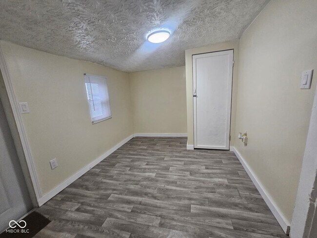 Building Photo - 1310 E 5th St