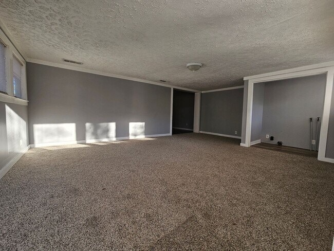 Building Photo - 3 Bedroom, 2 bath w/ detached 1 bed/ 1 bath Mother in law suite.  A MUST SEE!!