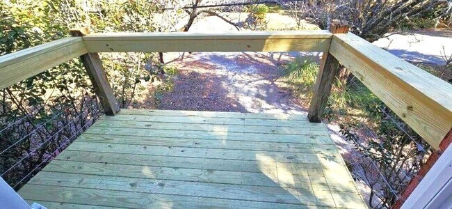 Building Photo - END UNIT TOWNHOME