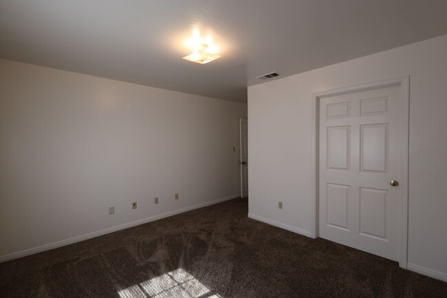 Building Photo - Holiday Special 50% Off 1st Month's Rent! ...