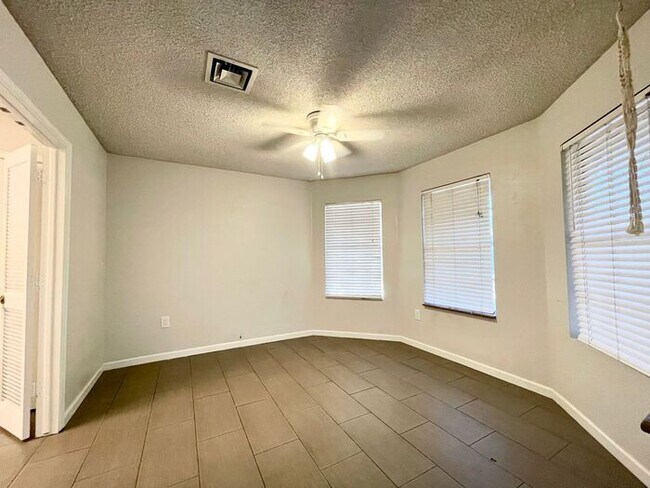 Building Photo - COMING SOON! ADORABLE 3 BEDROOMS/ 2BATHS SINGLE LEVEL HOME!!