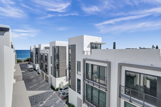 Building Photo - Gorgeous New Townhouse on the Beach