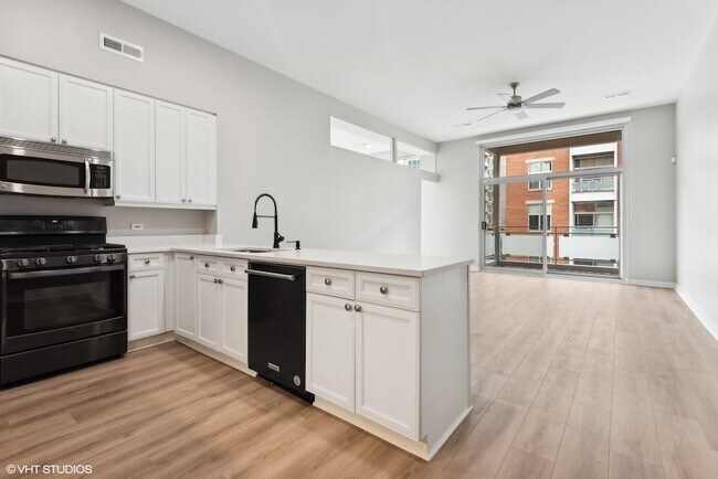 Building Photo - 939 W Madison St