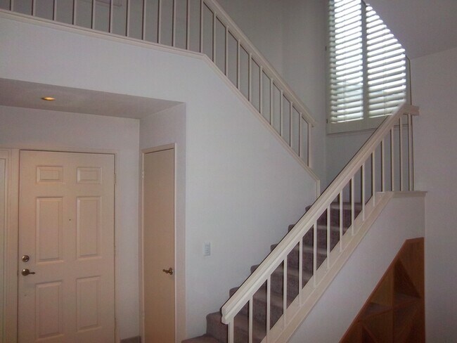 Building Photo - This amazing 2/3 with Den condo won't last!