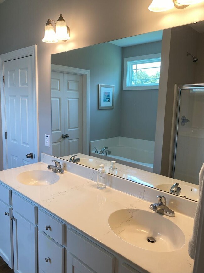 Building Photo - 3 Bed/3 Bath with 2 Bonus Rooms!!!