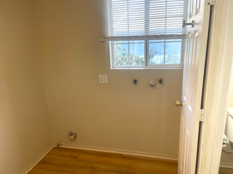 Building Photo - 606 W 4th Ave