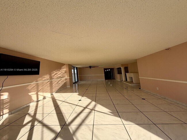 Building Photo - 6061 Collins Ave