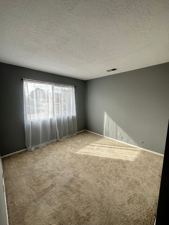 Building Photo - 3 Bedroom 2 Bathroom New flooring