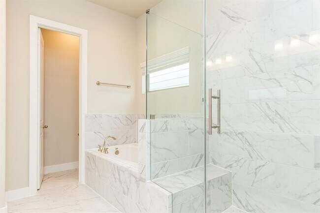 Building Photo - 5836 E Post Oak Ln