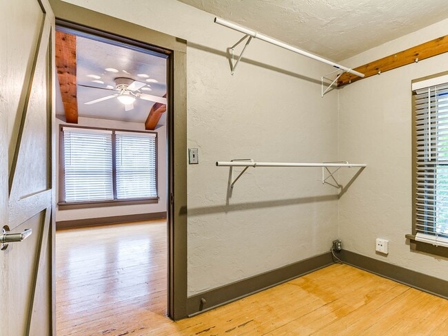 Building Photo - Unique with a Artsy Flare    1Bed + Flex Room /1.5 Bath in Edgemere Park
