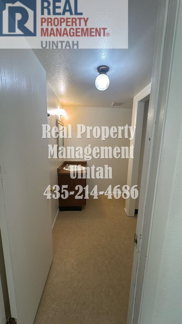 Building Photo - 3 Bedroom, 1.5 Bath Town home.