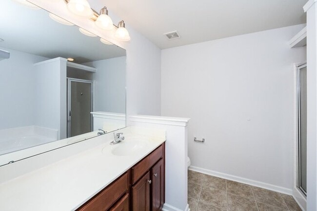 Building Photo - Beautiful 3BD/2.5BA Townhome in the Lions Gate Community!