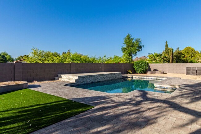 Building Photo - Central & Thunderbird 3 bdrm 2 bath Home w...