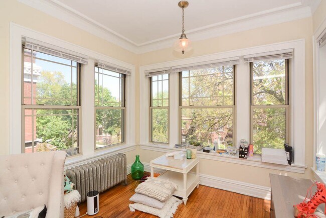 Building Photo - 4400 N Racine Ave