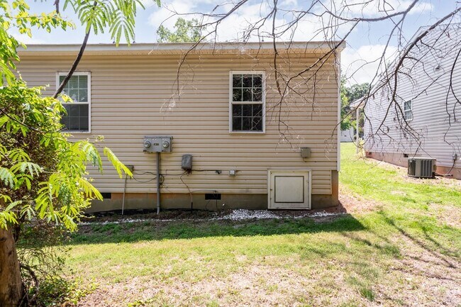 Building Photo - Nice 1 bed/1 bath duplex minutes from downtown Raleigh