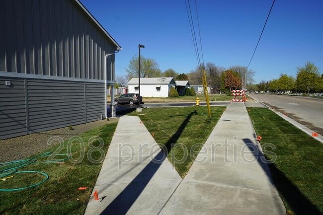 Building Photo - 435 2nd Ave N