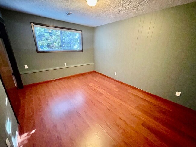 Building Photo - Sprawling 5bd/3bath Split-Level Home | Sto...
