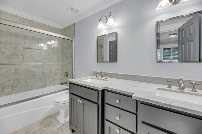 Building Photo - Centrally Located and Beautifully Renovate...