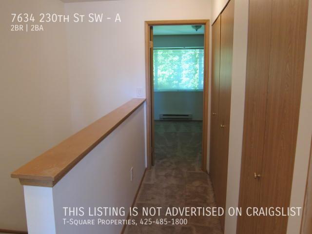 Building Photo - Townhouse unit 2 br. 1.5 bath with one car...