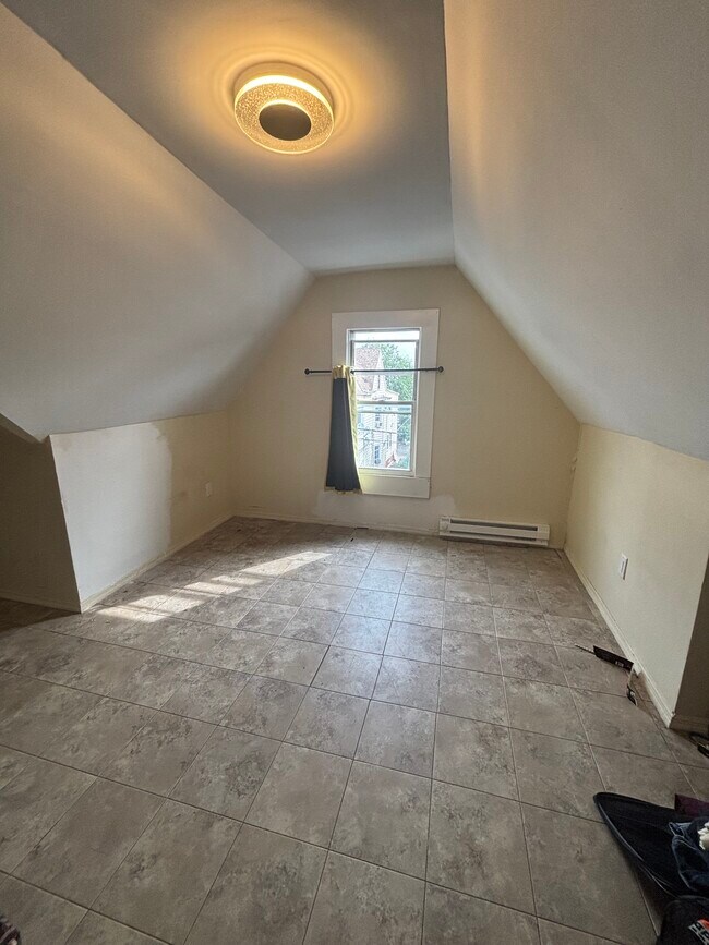 Building Photo - 602 E 33rd St