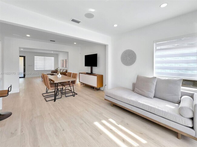 Building Photo - 130 SW 25th Rd