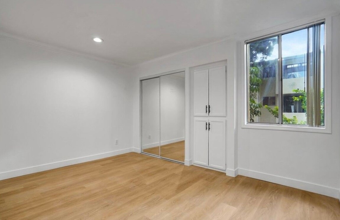 Building Photo - 5325 Newcastle Ave