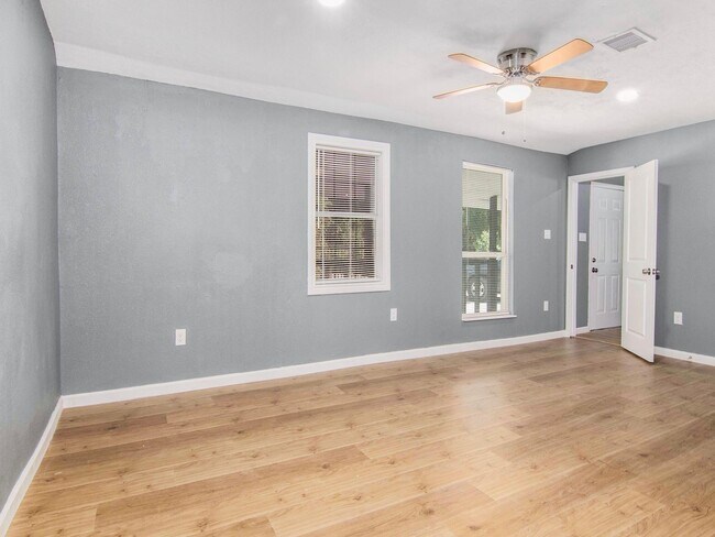 Building Photo - 723 Doverside St