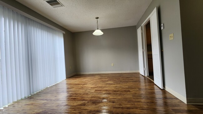 Building Photo - 102 North Point Dr