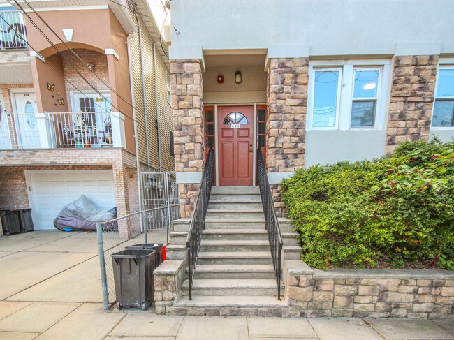 Building Photo - 615 15th St