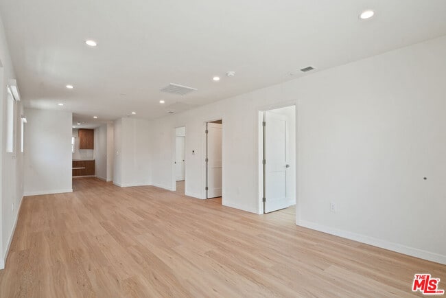 Building Photo - 2617 Carmona Ave