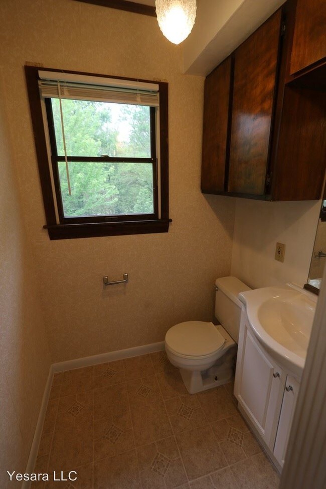 Building Photo - 121-123-123 Melrose Ct