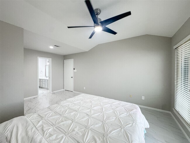 Building Photo - 112 Cove Point