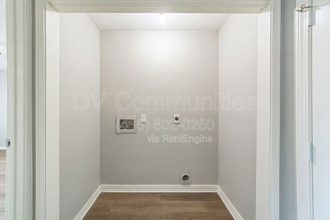 Building Photo - 809 Willow Creek Dr